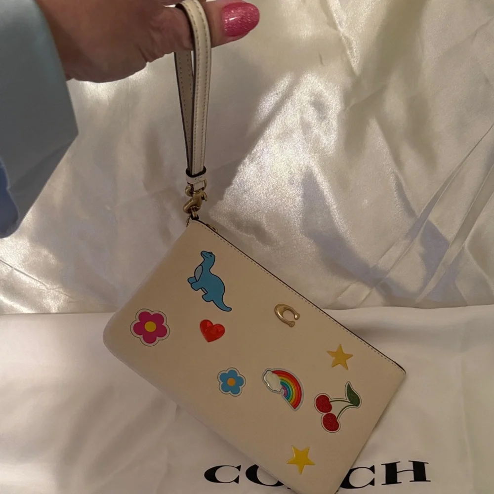 💜 NWT Coach Chalk Large  Essential Wristlet With Sticker Print and Gold Hardware - Picture 8 of 9